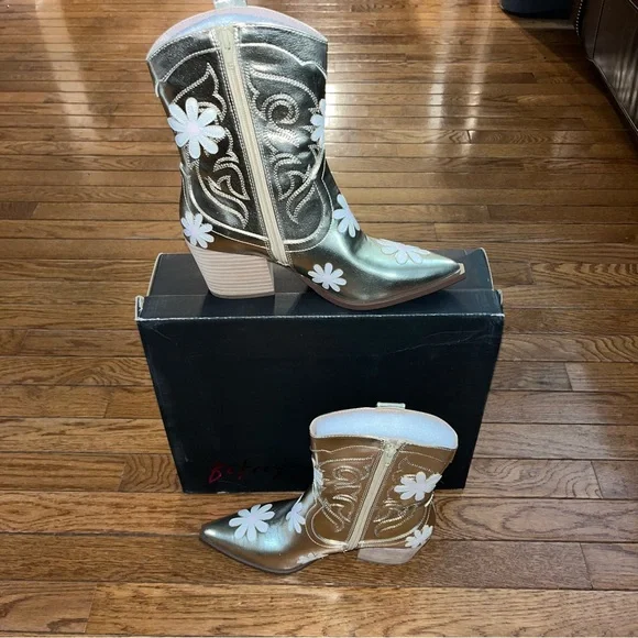 Betsy Johnson Leather Teddy Floral Western Boots Gold Women’s Size 8 NIB - Picture 3 of 12